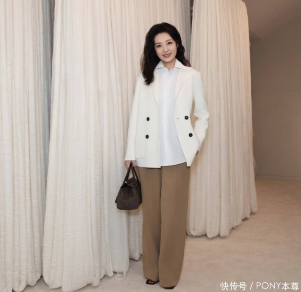 配资策略网 周涛新换了“大波浪”年轻20岁，穿白西装+阔腿裤，国泰民安气质